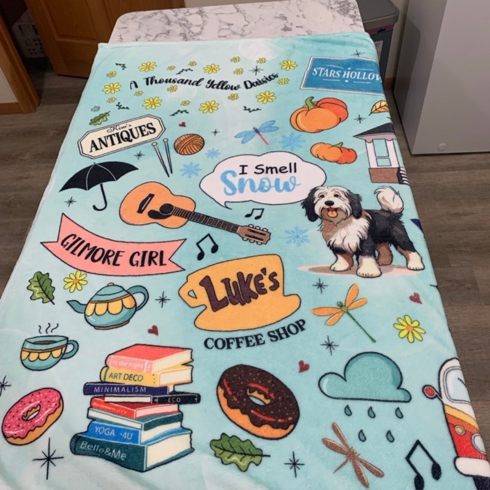 Stars Hollow Themed Blanket - Multicolor